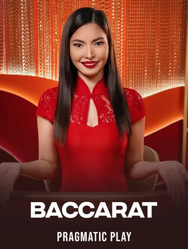Eine asiatische Dealerin in einem roten traditionellen Kleid in einem rot beleuchteten Studio, aus dem Live-Baccarat von Pragmatic Play
