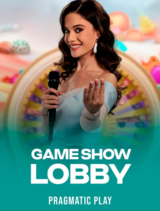 Eine Moderatorin in einem hellblauen Kleid mit einem Mikrofon vor zwei bunten Glücksrädern, aus dem Live-Spiel Game Show Lobby von Pragmatic Play
